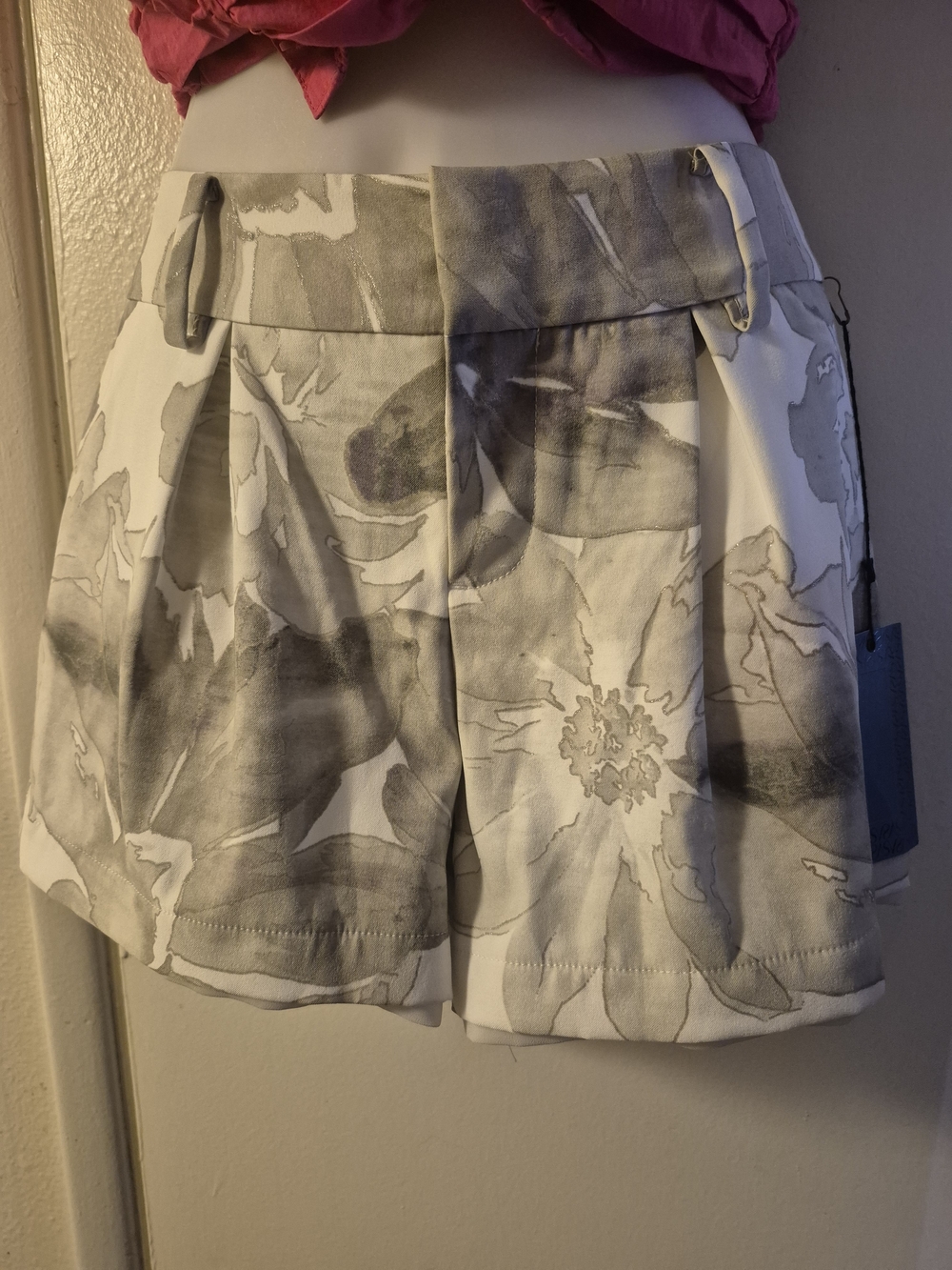 Simply Vera Vera Wang White Floral Pleated Shorts